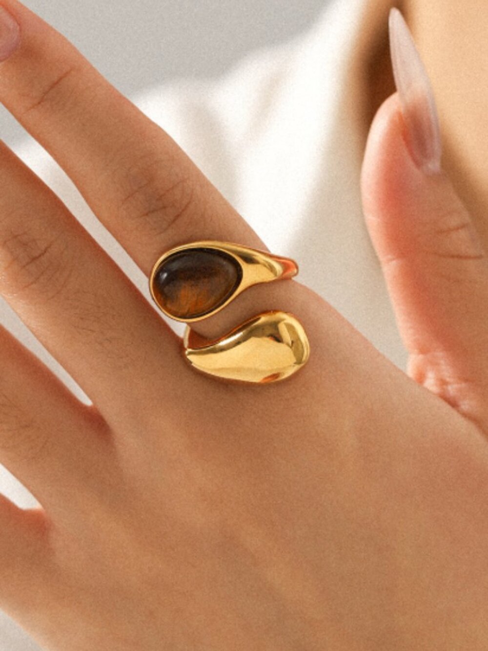 gold ring - Picture 2 of 4